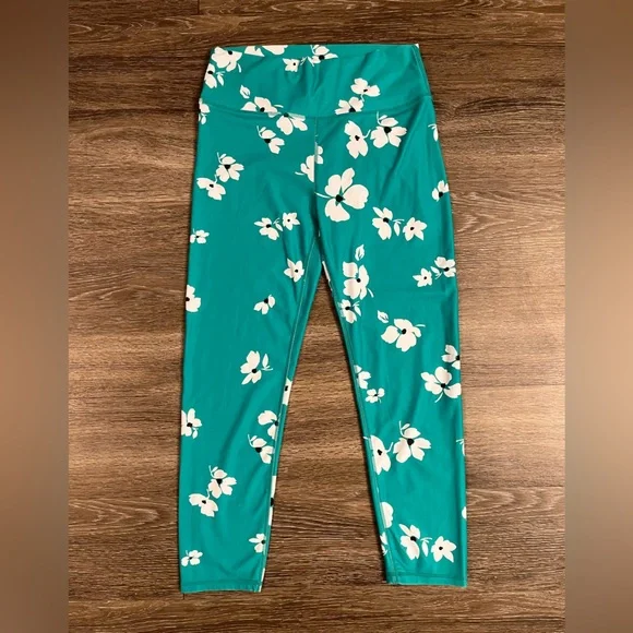 SOLD Fabletics Define PowerHold® High-Waisted 7/8 Legging in Bali Jasmine Print - Picture 3 of 6